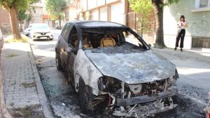 Автомобил изгоря напълно в Благоевград БГНЕСБГНЕС Огънят е засегнал и паркиран