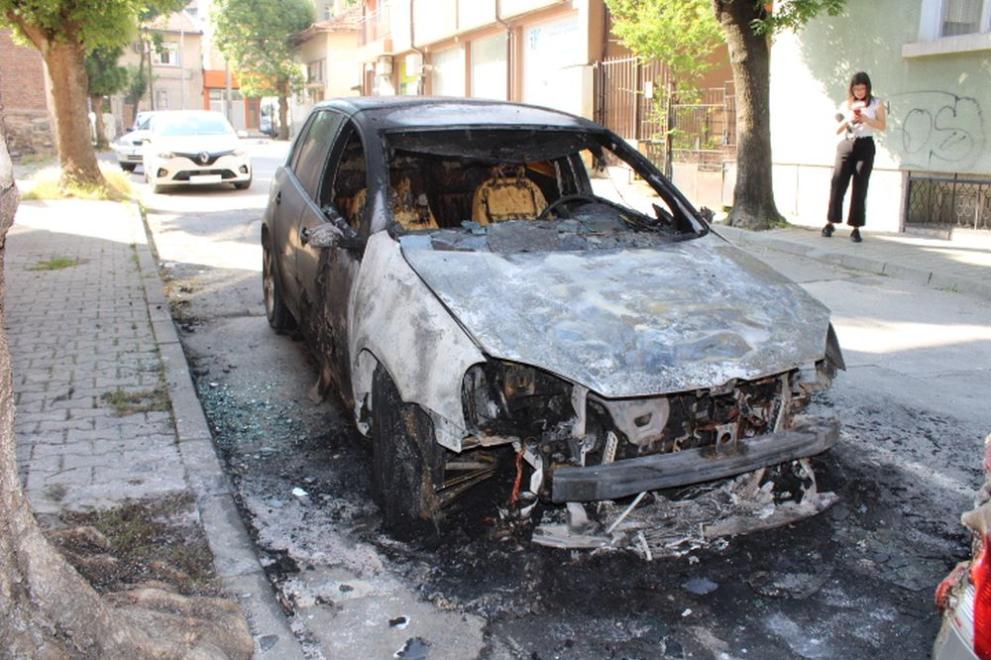 Автомобил изгоря напълно в Благоевград. БГНЕСБГНЕС Огънят е засегнал и паркиран