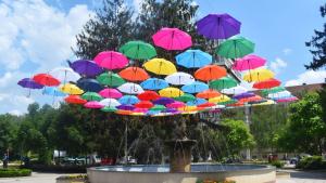 Инсталация с разноцветни чадъри украсява Разград по повод 26 юни