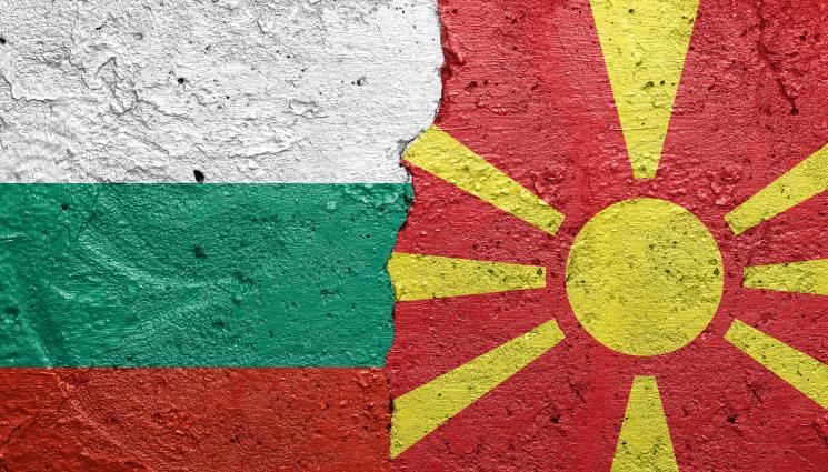АКТ НА ОМРАЗА: Македонисти изтръгнаха българското знаме - Крими - Телеграф