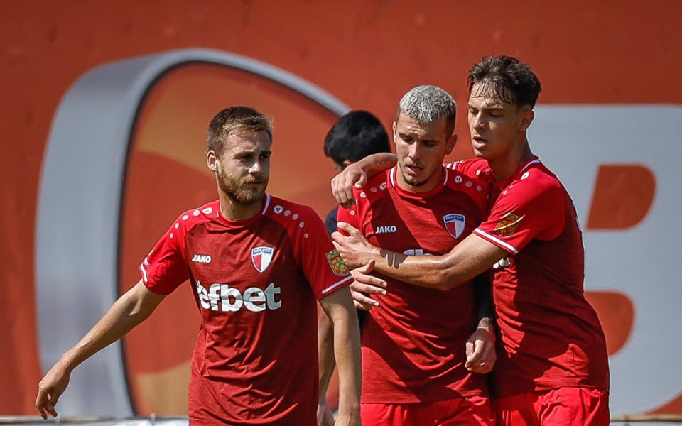 Черноморец Бургас и Марек Дупница играят при резултат 0:2 в