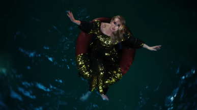 Adele спира да си прави селфита с фенове от страх