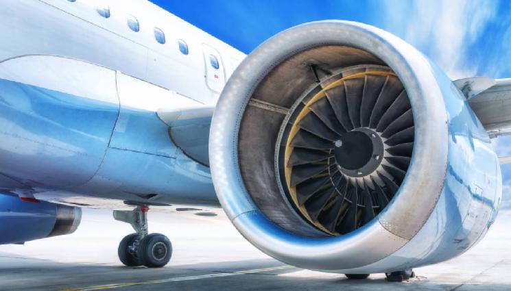 самолет - Самолетен двигател всмука служител на летище и го уби