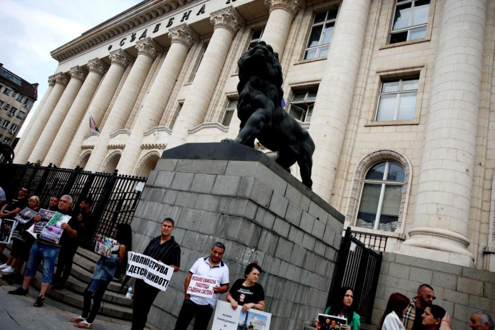 Пореден протест на близки на загинали при катастрофи пред Съдебната