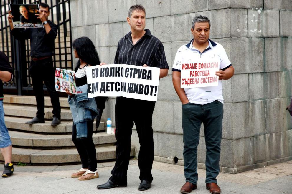Почернени родители от Етрополе и Стражица протестираха пред Съдебната палата