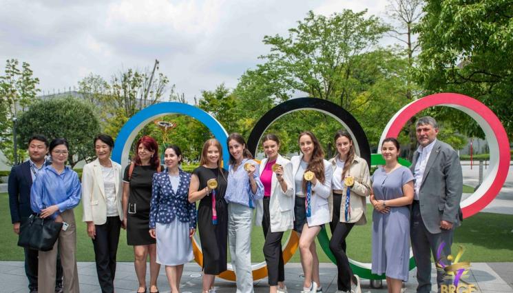 Олимпийските шампионки от Токио - Гимнастичките се завърнаха в Япония и дадоха автографи за олимпийския музей