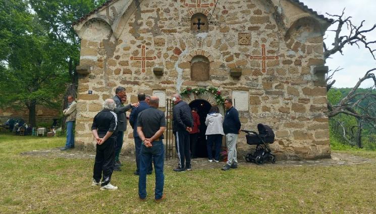 парлаклис - Погребват владиката и в градската църква