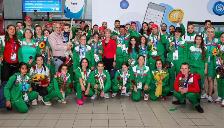 Спешъл Олимпикс - Дашева посрещна на родна земя българските състезатели от Световните летни игри Спешъл Олимпикс