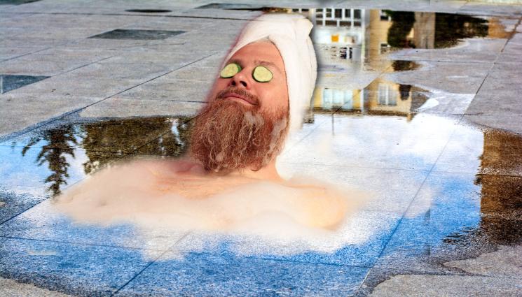 къпане в локва - ЦОПНА В КАЛТА: Ентусиаст се изкъпа в улична шахта във вихъра на потопа (СНИМКА)