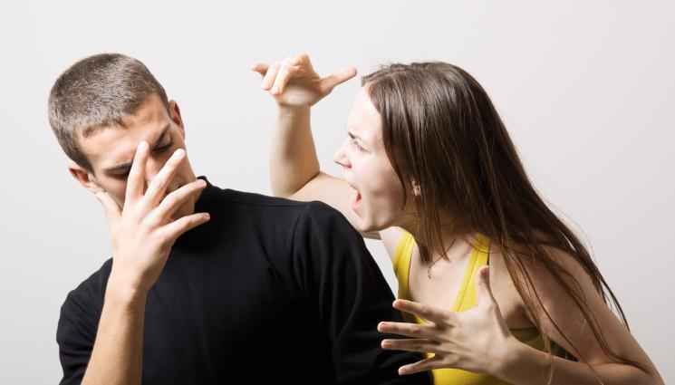 насилие над мъже - ОБЕЗУМЯЛА ОТ ЯД: Мацка отвлече бившето си гадже и го изцеди с милиони