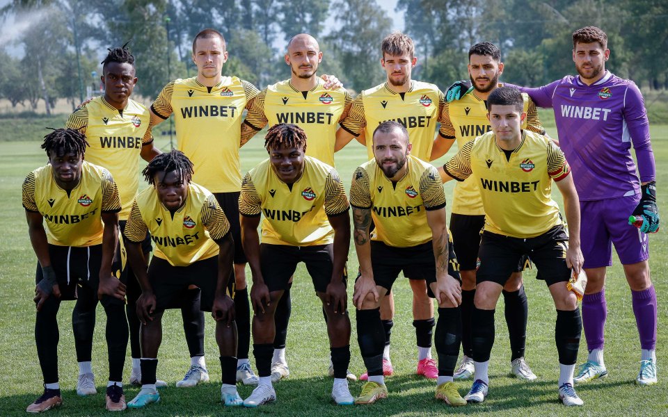 Ботев Пловдив приема Арис Солун в контролна среща. Проверката започва