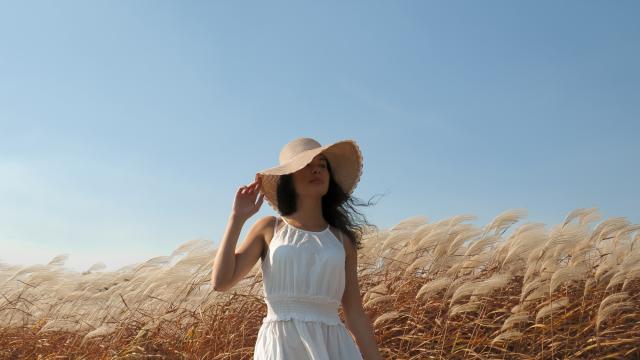 Летните дрехи: Какви материи и цветове да изберем за комфорт и стил