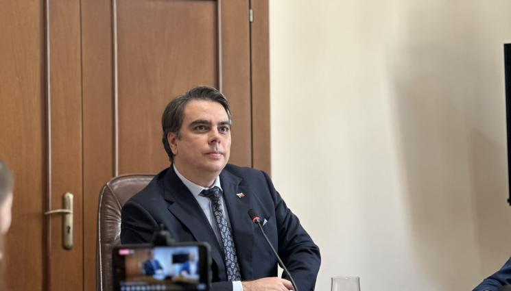 а - ЗА ДА СМЕТНЕ ПАРИТЕ НА ДЪРЖАВАТА: Асен Василев подари калкулатор на Бойко Борисов!