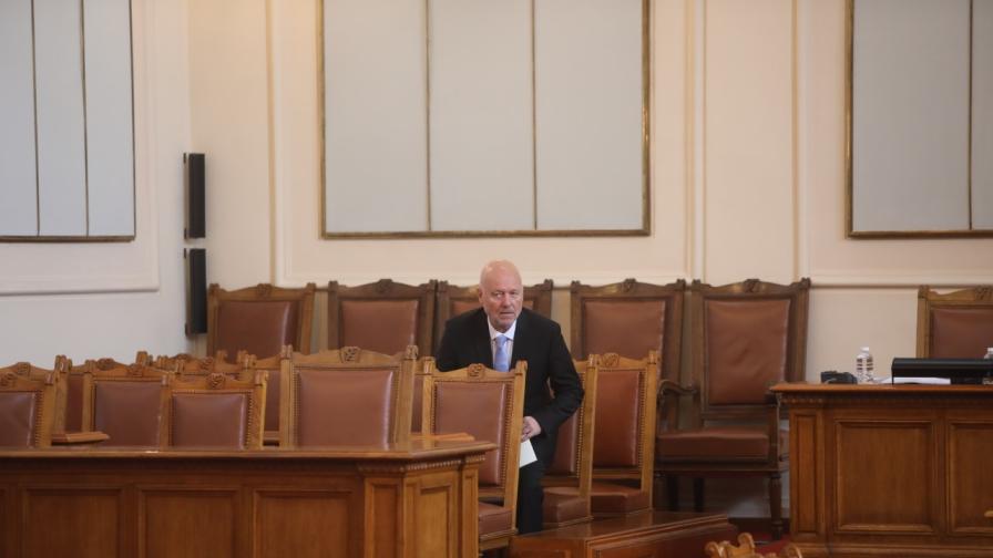 Депутатите изслушаха Тодор Тагарев по повод присъединяването на България към инициативата за предоставяне на един милион снаряда за Украйна.