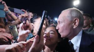 С възторжени възгласи и прегръдки посрещнаха Путин в руския град