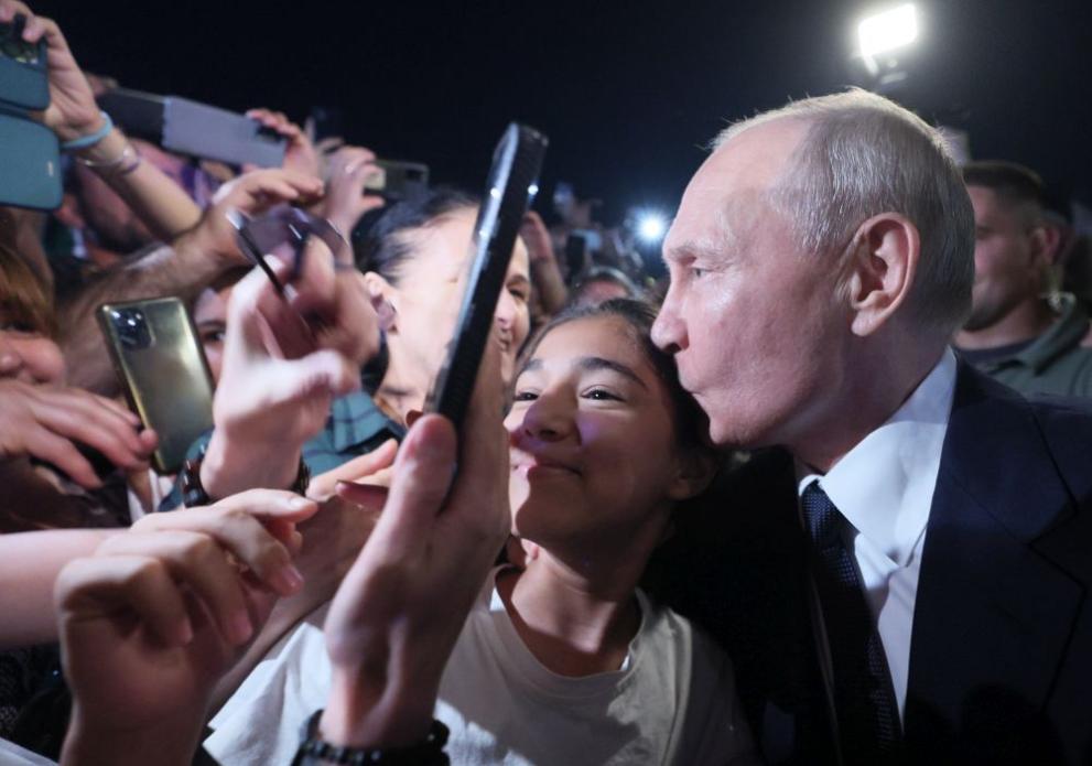 С възторжени възгласи и прегръдки посрещнаха Путин в руския град