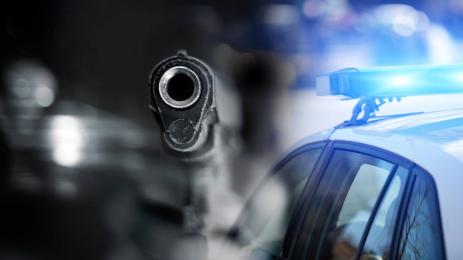 КАТО В ДИВИЯ ЗАПАД: Мъже стреляха с пистолет от кола в движение!