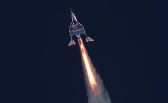 Virgin Galatic направи първи космически полет с клиенти