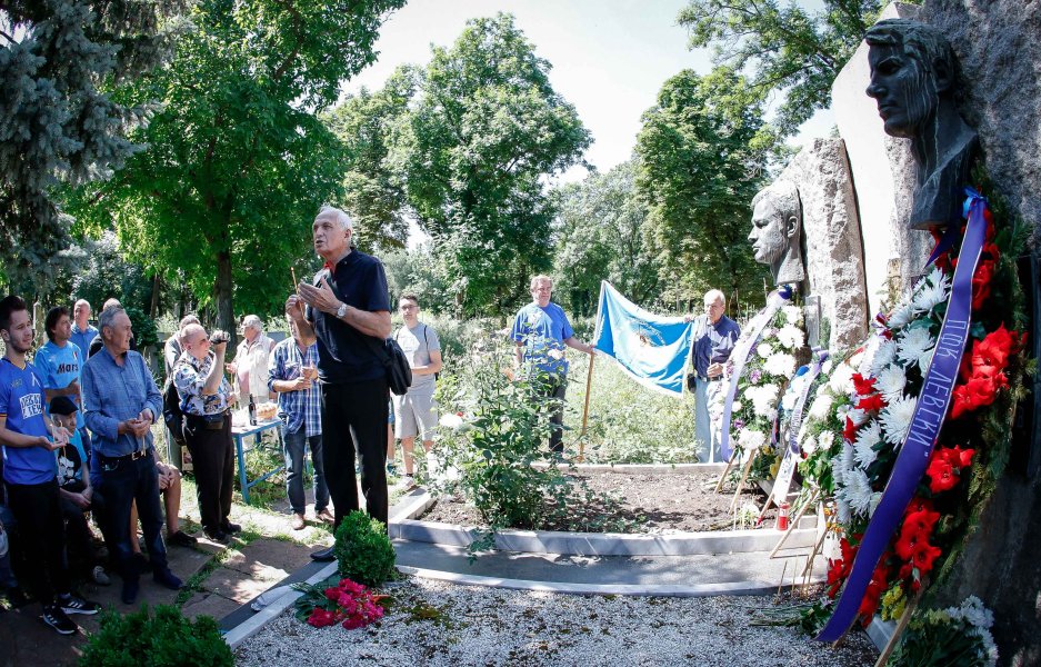 Поднасяне на цветя пред паметника на Гунди и Котков1