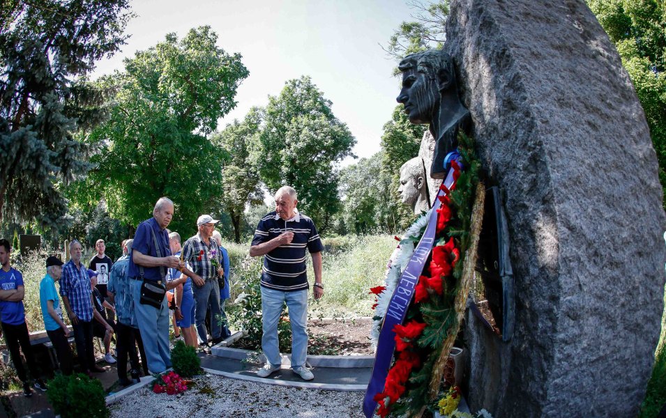 Поднасяне на цветя пред паметника на Гунди и Котков1