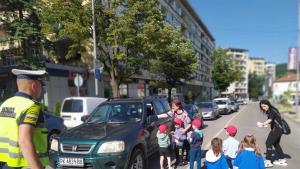 Деца раздадоха флаери на водачи с призив за внимателно шофиране