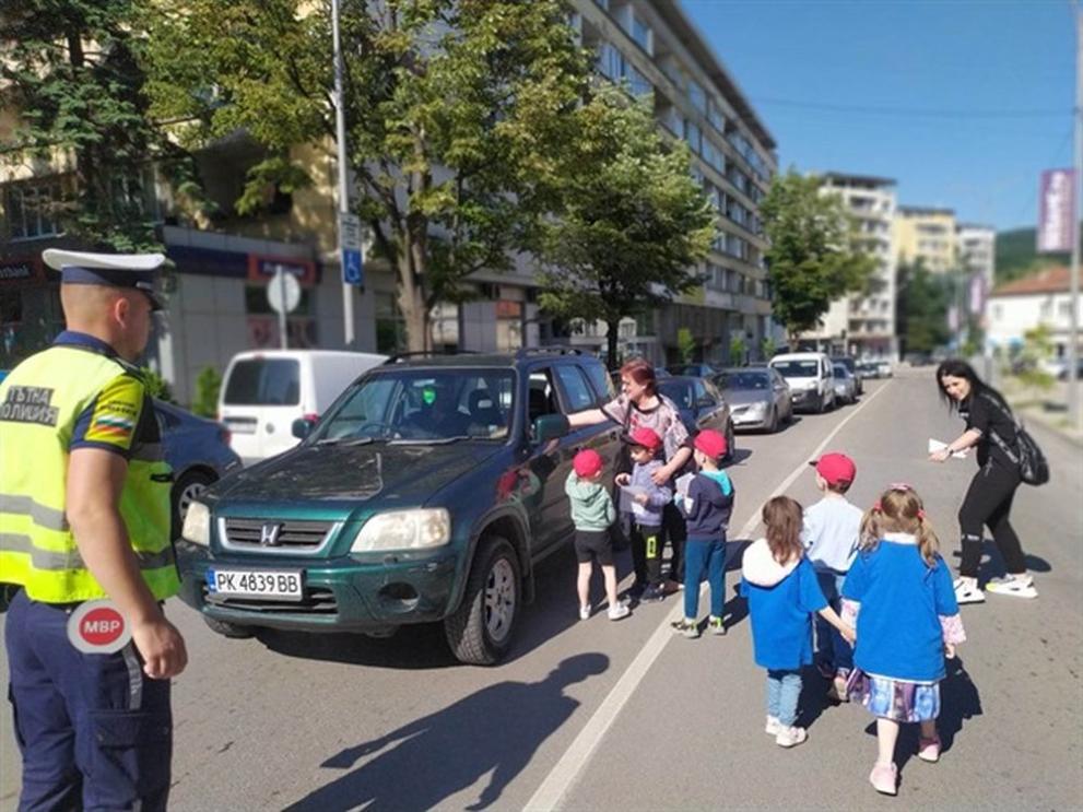 Деца раздадоха флаери на водачи с призив за внимателно шофиране