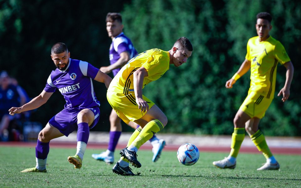 Левски играе при резултат 0:0 срещу новака в елита Етър Велико