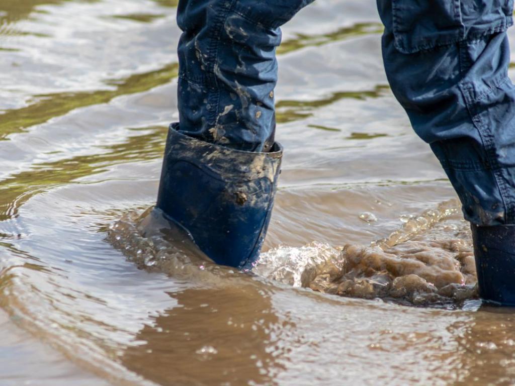 Наводнения причинени от обилни валежи убиха най малко трима души в