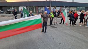 Протест и блокада с искане за ремонт на пътя Гълъбово