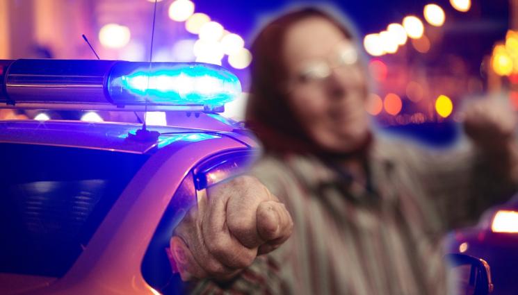 юмрук бой жена - НЕВИЖДАНА АГРЕСИЯ! Възрастна жена раздава юмруци в парк (ВИДЕО)