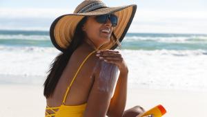 Причиняват ли слънцезащитните кремове рак и недостиг на витамин D