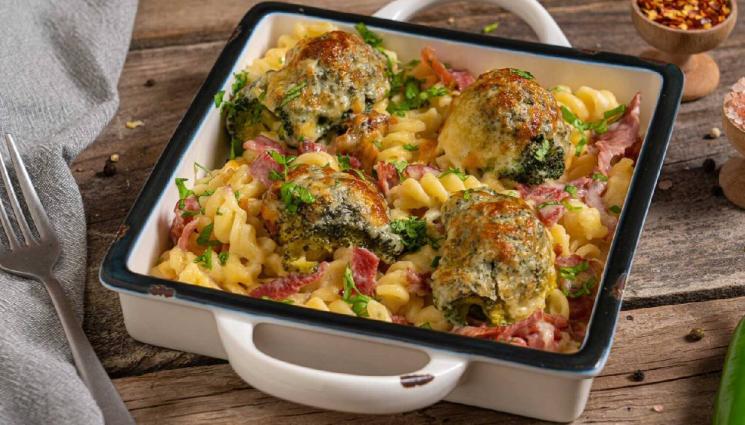 рецепти - Гответе с matekitchen.com: Бърза и вкусна запеканка с броколи, пушено пиле и паста (ВИДЕО)