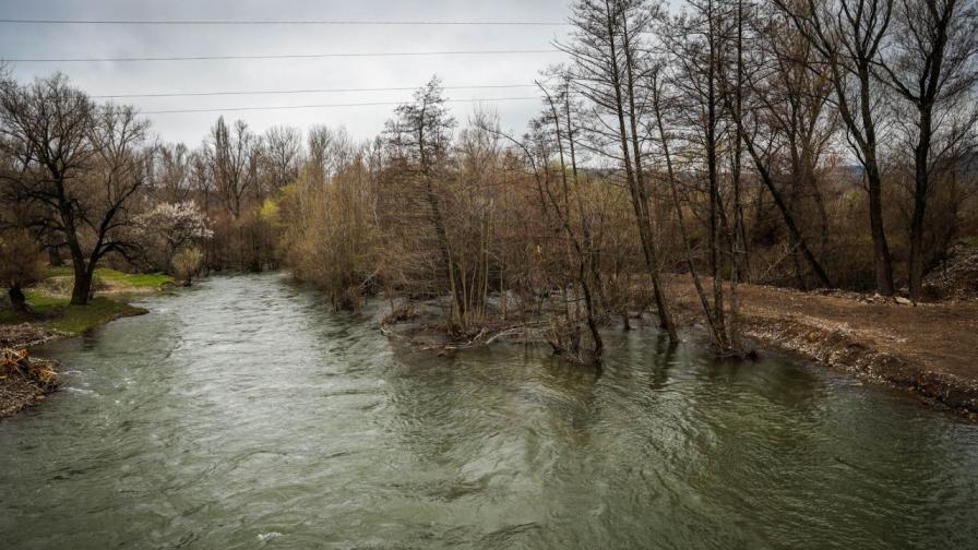 Издирват 19-годишен, паднал в река Искър край село Чомаковци