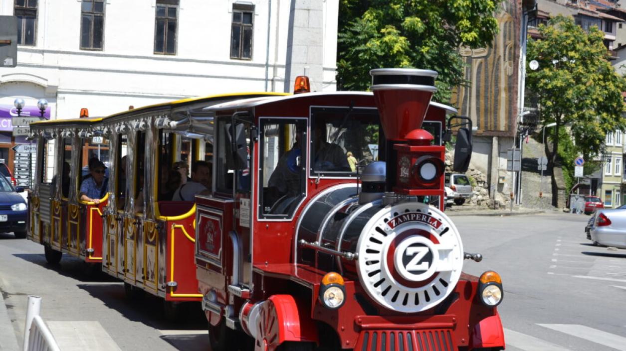 Туристическото влакче вози безплатно край Царевец