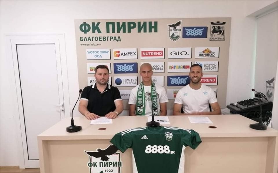 Големият талант от ДЮШ на Пирин Мартин Бачев подписа договор