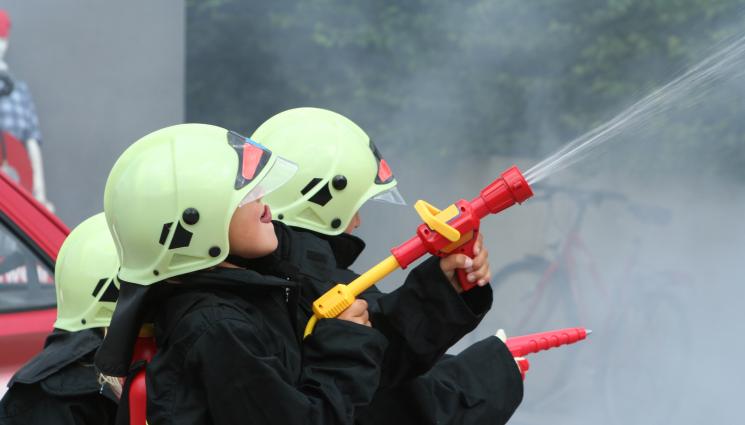 пожар деца - МАЛКИ ГЕРОИ! Ученици помогнаха за потушаването на пожар в Белослав