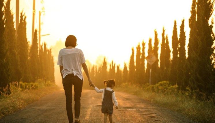 РОДИТЕЛИ - 408 745 майки и бащи отглеждат сами децата си