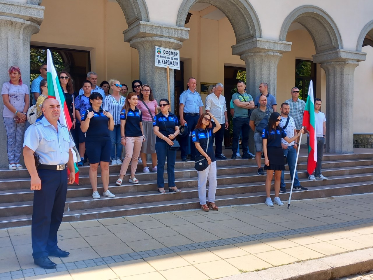 <p>Служители на пожарната и полицията излязоха на протест, без да спират работата си, с искане за реформи и увеличение на бюджета на МВР</p>