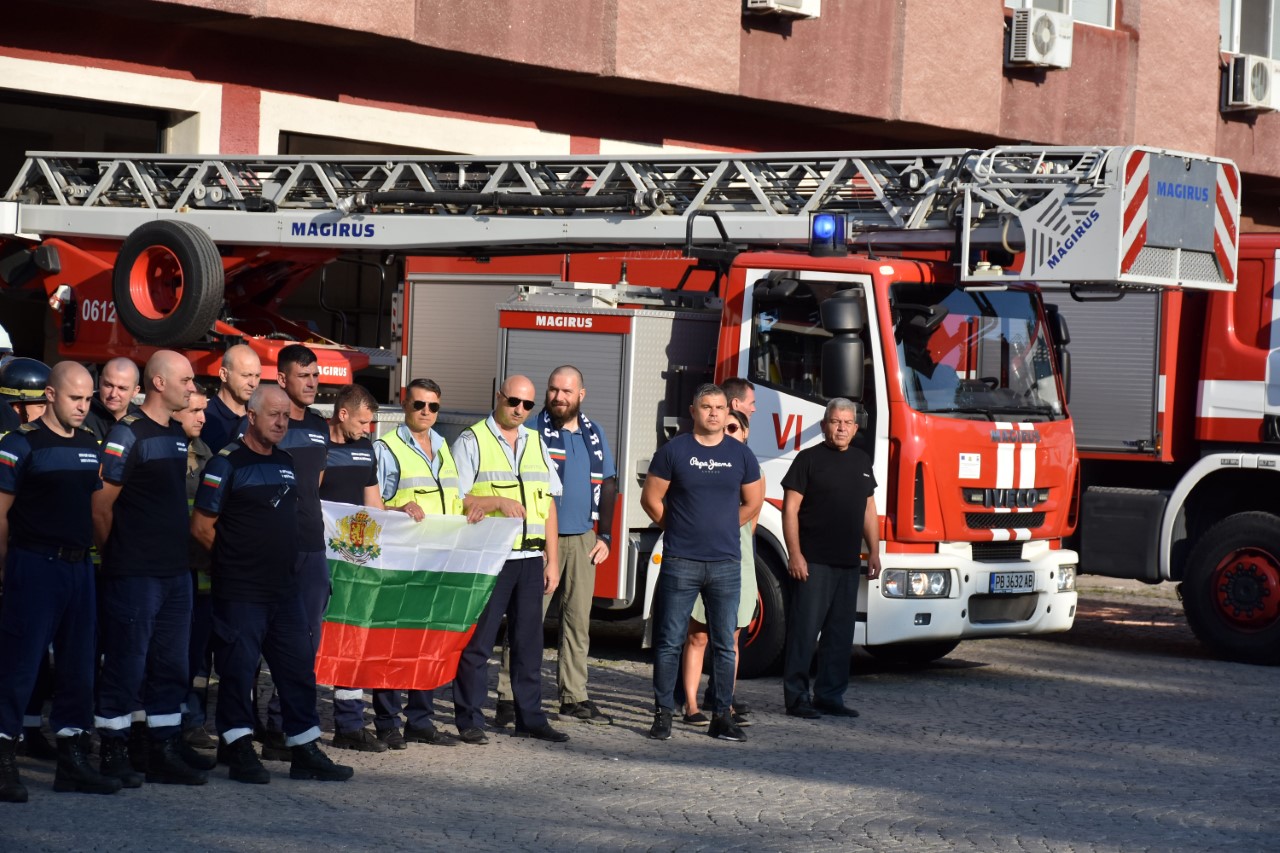 <p>Служители на пожарната и полицията излязоха на протест, без да спират работата си, с искане за реформи и увеличение на бюджета на МВР</p>