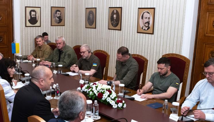 Володимир Зеленски Румен Радев - СЛЕД ПОСЕЩЕНИЕТО НА ЗЕЛЕНСКИ: Румен Радев не знаел за поканата към украинския му колега