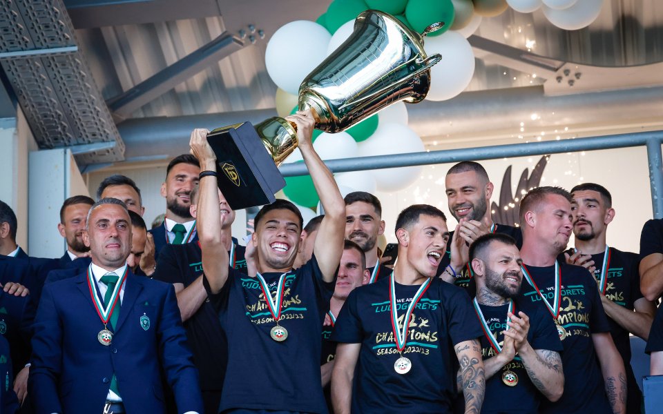 Лудогорец бе награден с дванадесетата си поредна титла на България,