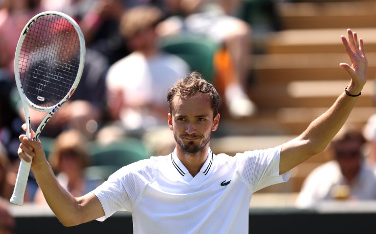 Медведев довърши Манарино и е в трети кръг на 