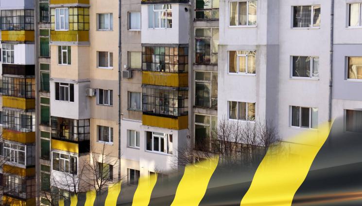 блок ограничителна лента - НА КОСЪМ ОТ ТРАГЕДИЯ: Рухна част от тераса на жилищен блок (СНИМКА)