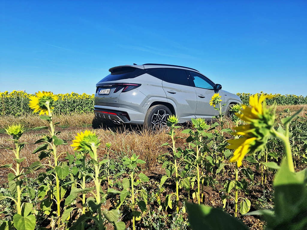 Моделът е един от най-силно открояващите се в С-SUV сегмента, но не по-малко впечатляващ е в интериора, в това ниво на оборудване, трите хибридни опции за задвижване също заслужават да бъдат изтъкнати