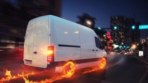 Микробус с пътници се запали в движение през изминалата нощ