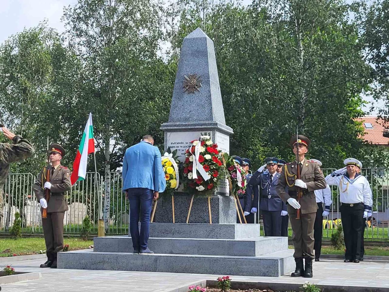 <p>При тържествена обстановка с участието на Националната гвардейска част и в навечерието на отбелязването на 110 години от края на Балканските войни, в село Лесново, Община Елин Пелин, бе открит военен паметник с имената на 51 герои, родени в село Лесново, загинали във войните за свободата и независимостта на България.</p>