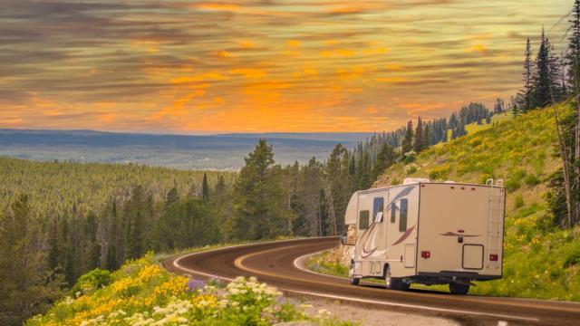 Алтернативен подход: Мъж използва олио като гориво за кемпера си (ВИДЕО) 