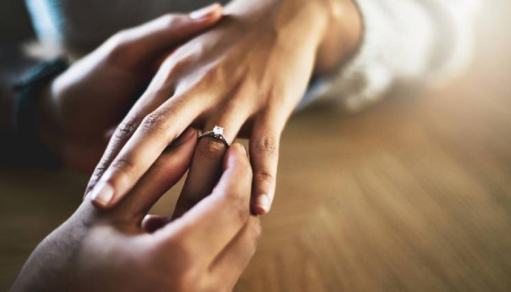 предложение - ЛЮБОВ ЛИ БЕ ДА ГО ОПИШЕШ: Романтик предложи на изгората си със 7000 км надпис (СНИМКА+ВИДЕО)