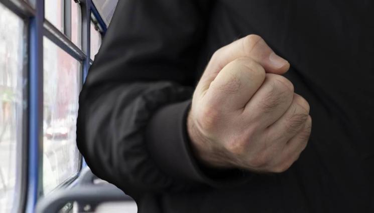 градски транспорт автобус рейс скандал разправия юмрук - СТРАШЕН ЕКШЪН В ТРАНСПОРТА: Пътник преби шофьор на тролей!