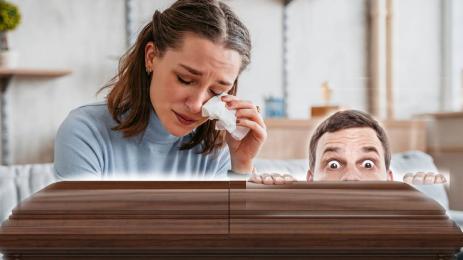 съпруг се преви на умрял пред жена си